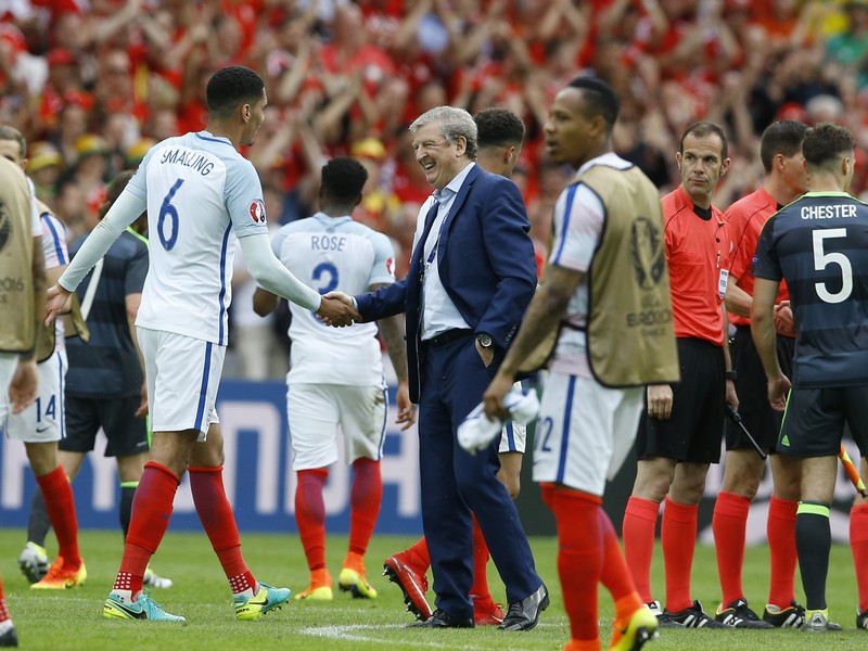 Anglický kouč Roy Hodgson s hráčmi oslavuje triumf nad Walesom