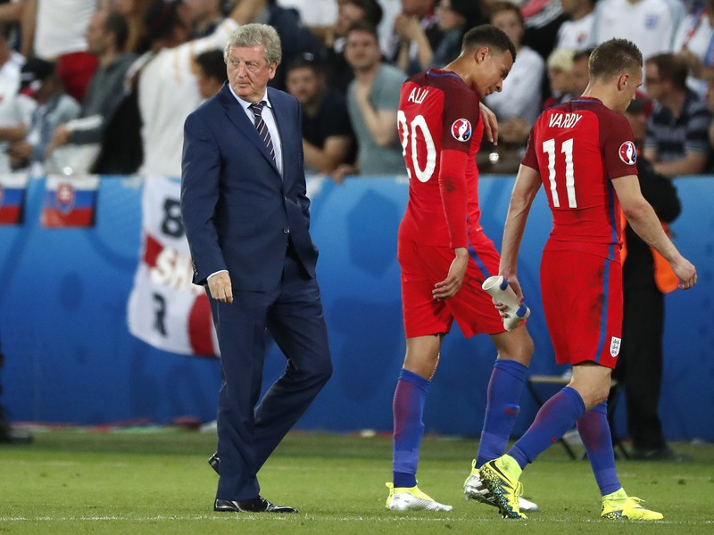 Roy Hodgson so svojimi zverencami po remíze so Slovenskom