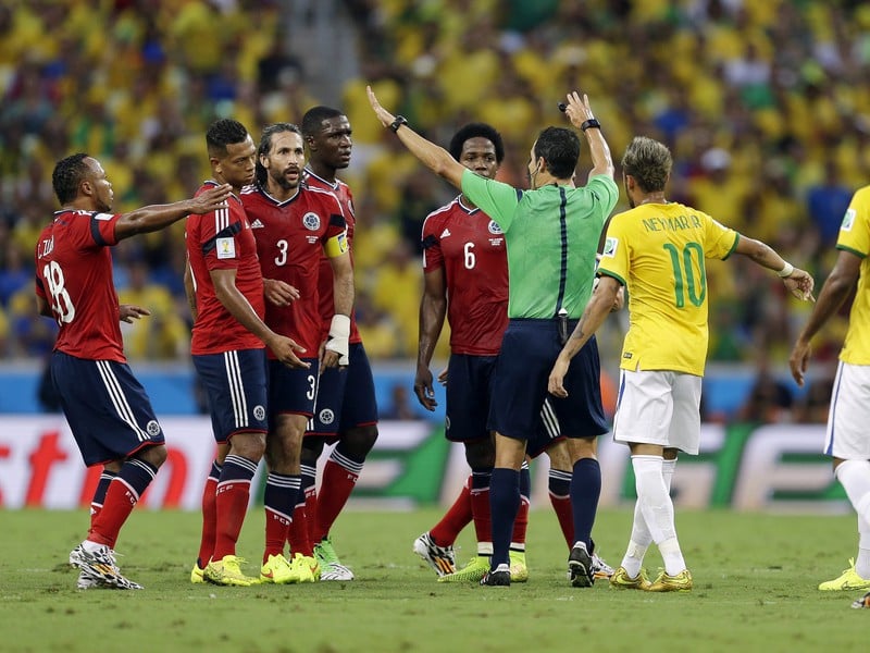 Carlos Velasco Carballo v zápase medzi Kolumbiou a Brazílou