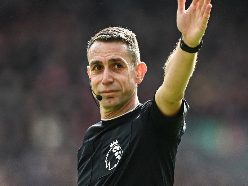 Rozhodca David Coote suspendovaný