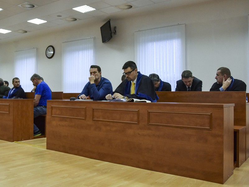 Na snímke obžalovaní počas verejného pojednávania o návrhu dohôd o vine a treste v korupčnej kauze delegátov a rozhodcov Stredoslovenského futbalového zväzu na Špecializovanom trestnom súde v Pezinku