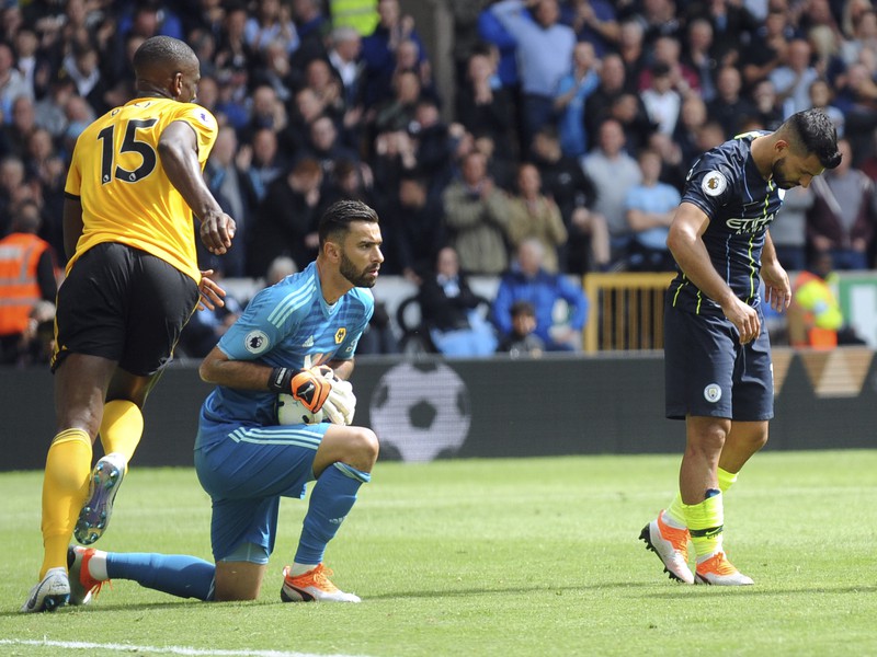 Willy Boly, brankár Rui Patricio a Sergio Agüero po zahodenej šanci Citizens