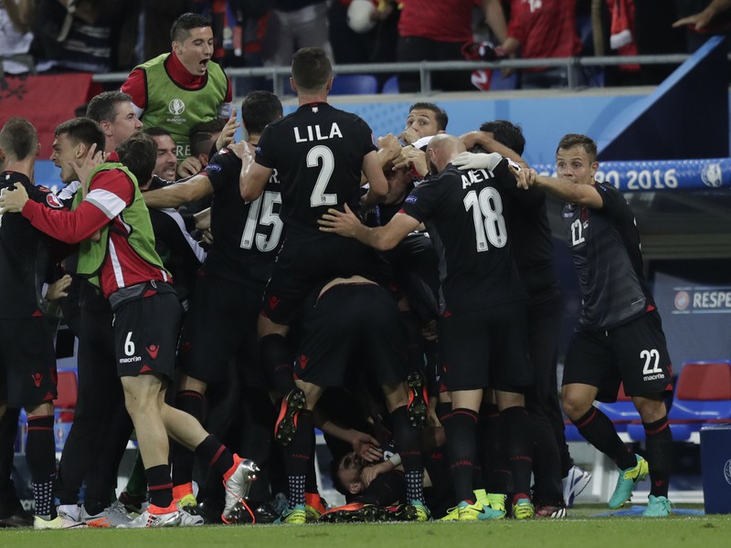 Oslavy Albáncov po historicky prvom strelenom góle na európskom šampionáte