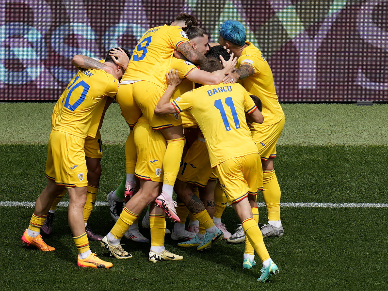 Rumunskí reprezentanti oslavujú strelený gól