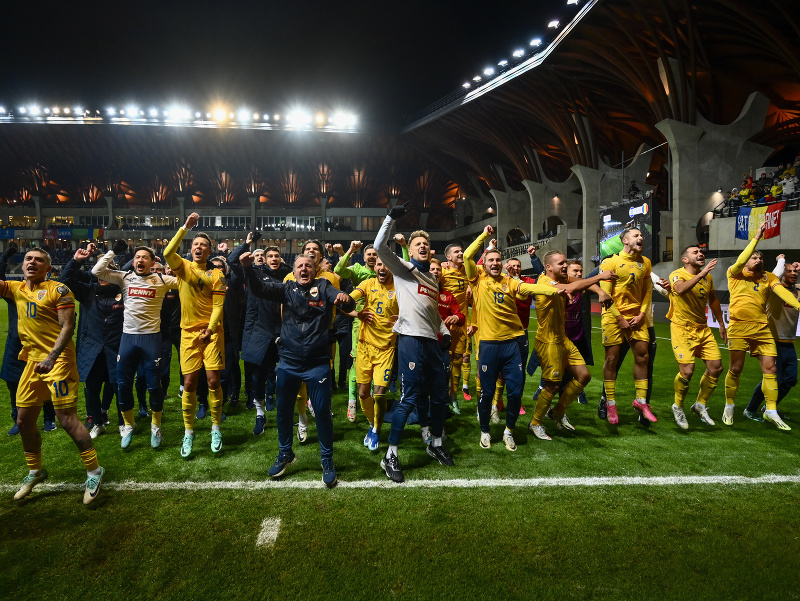 Rumunskí futbalisti oslavujú postup na EURO 2024