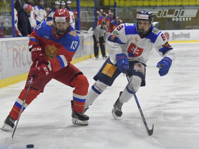Na snímke vľavo hráč Ruska Vasilij Ponomarjov a vpravo hráč Slovenska Šimon Groch