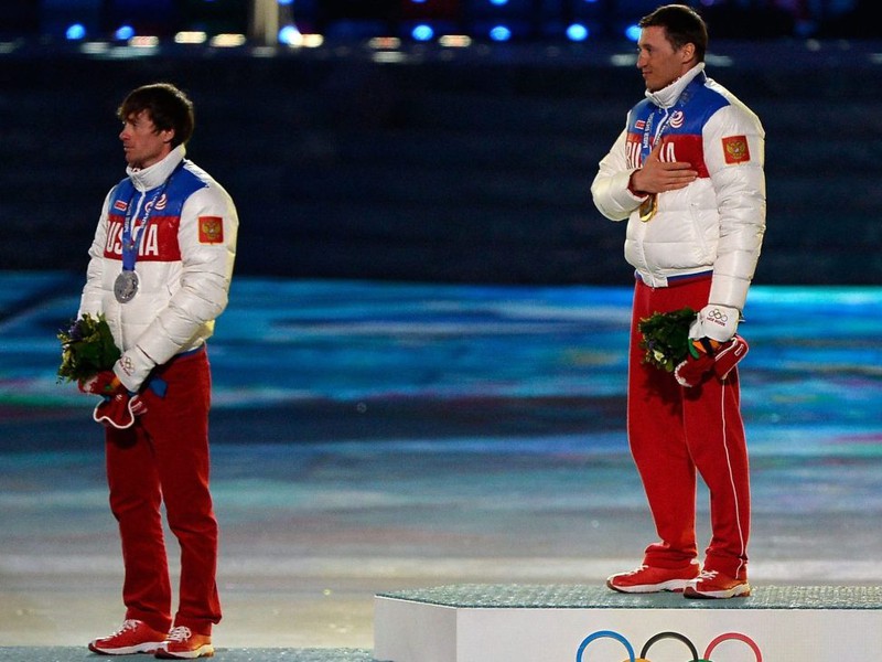 Ruskí medailisti Alexander Legkov a Maxim Vylegžanin