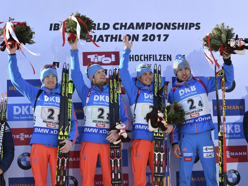 Na snímke víťazná štafeta Rusov v zložení, zľava Alexej Volkov, Maxim Cvetkov, Anton Babikov a Anton Šipulin  zvíťazila na MS biatlonistov v rakúskom Hochfilzene