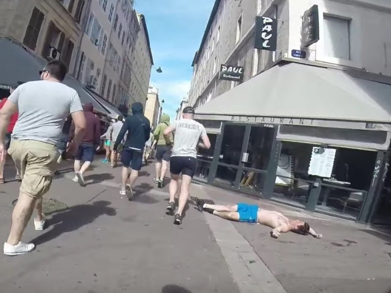 Agresívni fanúšikovia si svoje útoky nahrávali na kameru