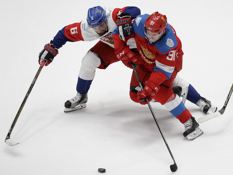 Ruský hráč Vladimir Tarasenko (vpravo) bojuje o puk s Čechom Michalom Kempným