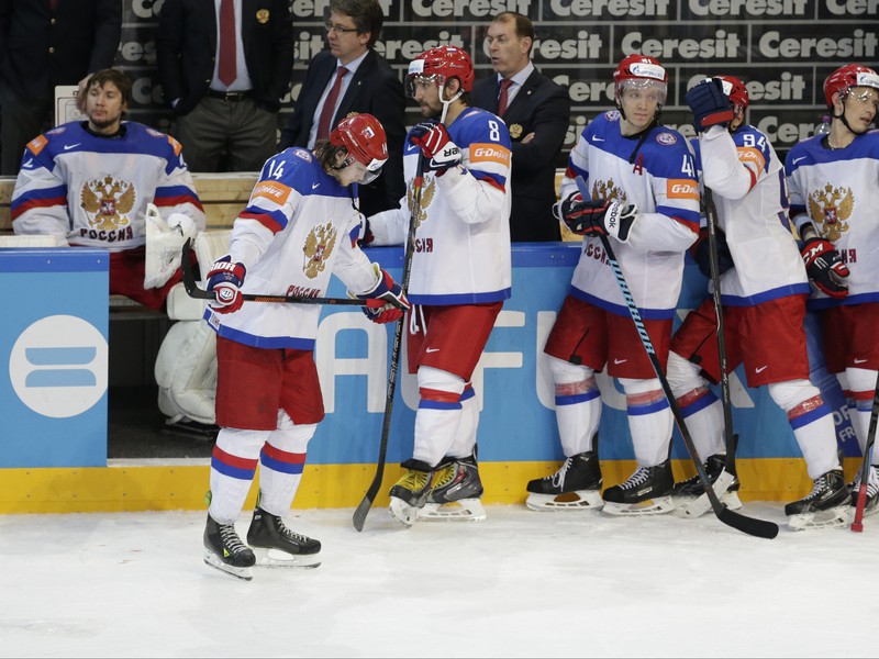 Ruským hokejistom ostali po zápase iba oči pre plač. Po chvíli odišli z ľadu