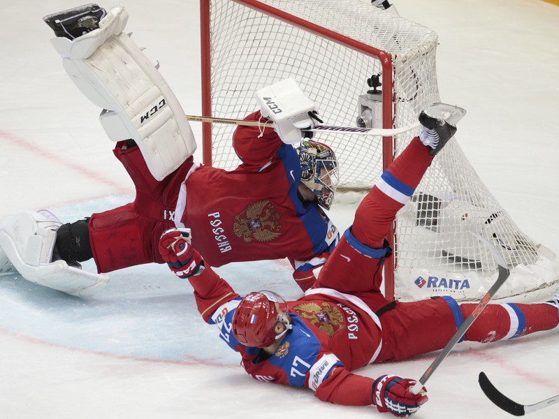 Brankár Sergei Bobrovski a Anton Belov zachraňujú nebezpečnú situáciu pred bránou