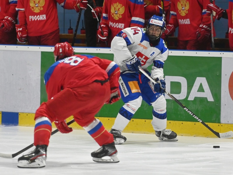 Na snímke vpravo hráč Slovenska Adam Sýkora a hráč Ruska Artem Duda počas finálového zápasu Hlinka Gretzky Cupu Slovensko U18 - Rusko U18