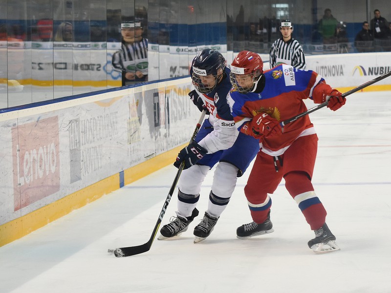 Kapitán Slovenska Martin Fehérváry (vľavo) a Veniamin Baranov z Ruska bojujú o puk
