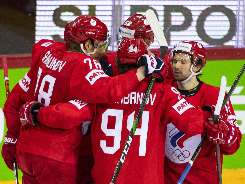 Ruskí hokejisti zľava Maxim Šalunov, kapitán Anton Slepyšev a strelec gólu Alexander Barabanov sa tešia po strelení vyrovnávajúceho gólu na 1:1