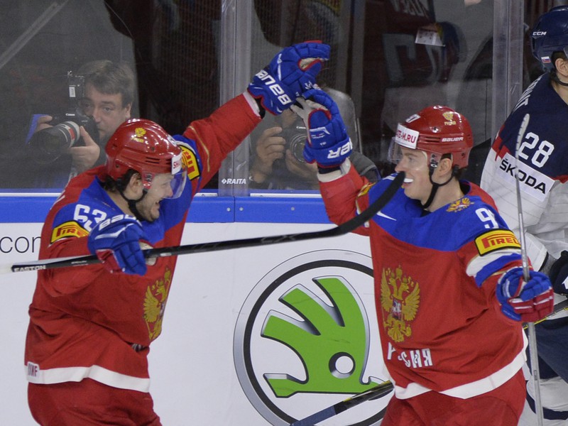 Ruskí hokejisti sa tešia po strelení úvodného gólu