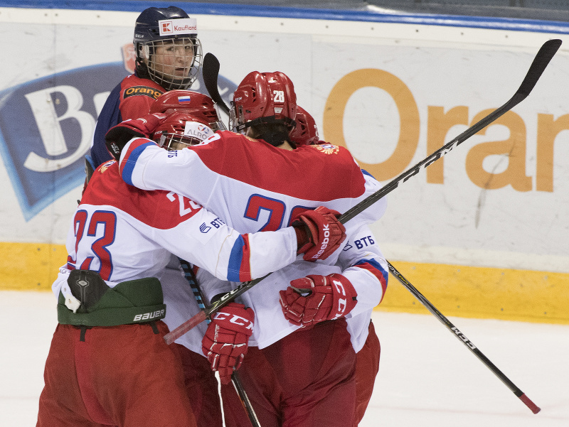 Na snímke radosť Rusov po strelení gólu počas stretnutia medzinárodného hokejového turnaja hráčov do 18 rokov - Memoriál Ivana Hlinku