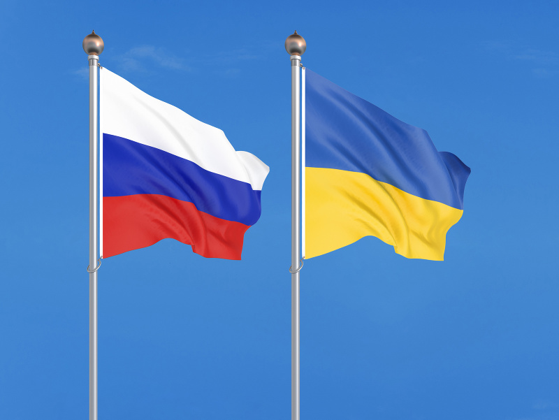Ilustračné foto - ukrajinská a ruská vlajka