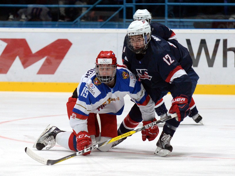 Na snímke vpravo Thomas Miller a vľavo Ivan Čeknovič v súboji Ruska s USA