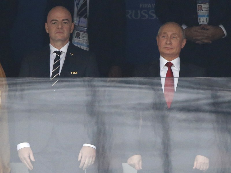 Ruský prezident Vladimir Putin (vpravo) a prezident FIFA Gianni Infantino stoja počas otváracieho ceremoniálu pred úvodným zápasom 21. majstovstiev sveta vo futbale