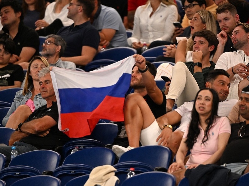 Fanúšikovia s ruskou vlajkou počas zápasu Australian Open