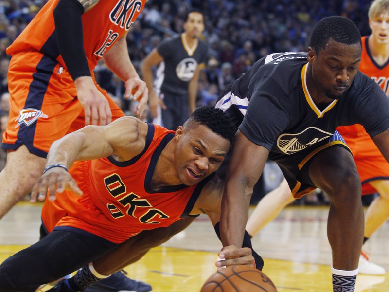 Russell Westbrook stráca loptu v súboji s Harrisonom Barnesom