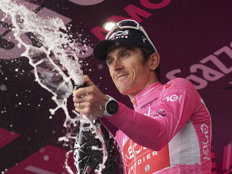 Geraint Thomas v ružovom tričku vedúceho pretekára priebežného poradia