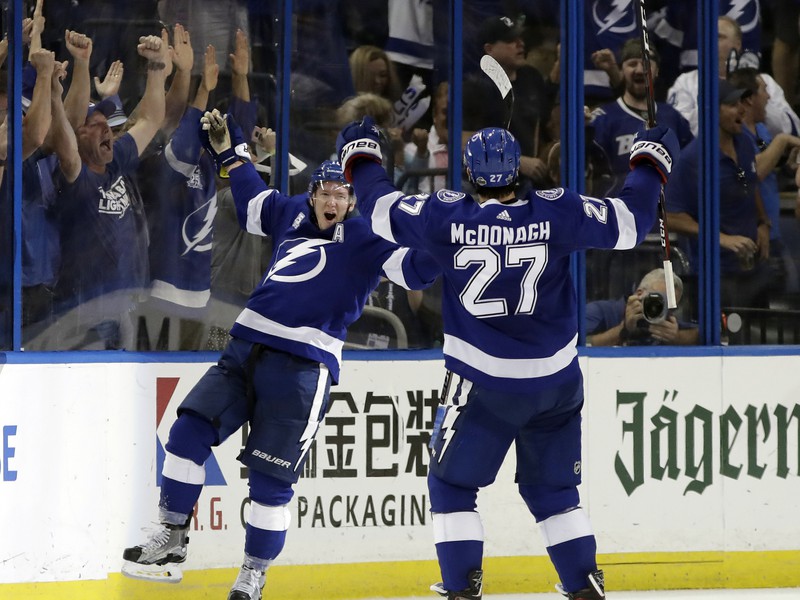 Ondřej Palát a Ryan McDonagh oslavujú