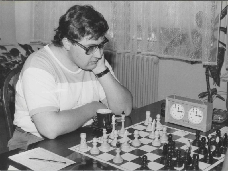 Marek Vokáč počas partie proti Jiřímu Lechtýnskému na MS ČSSR v Prahe v roku 1986.