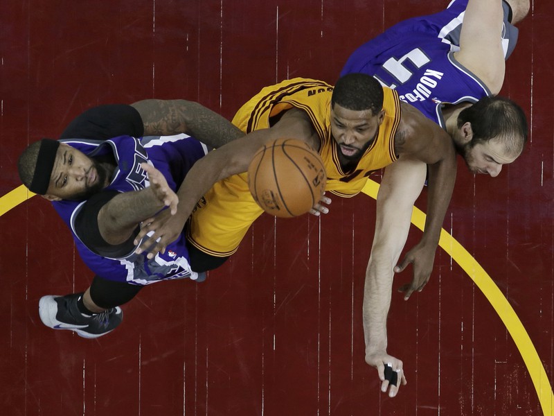 DeMarcus Cousins a Kosta Koufos sa snažia zastaviť prenikajúceho Tristana Thompsona