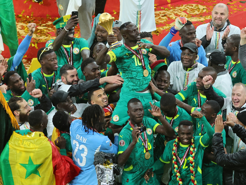 Sadio Mané s trofejou pre víťaza Afrického pohára národov