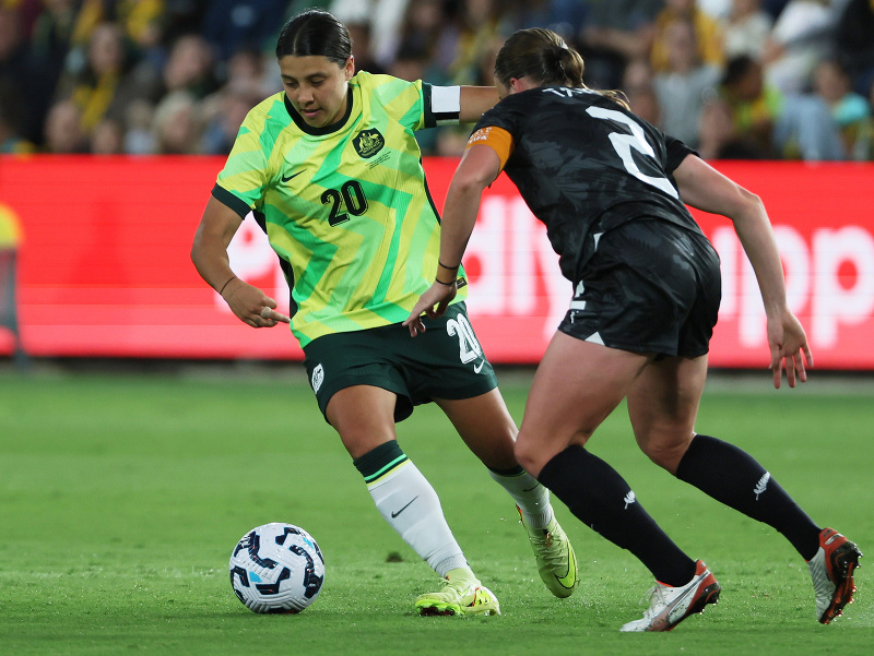 Kapitánka Austrálie Samantha Kerr (vľavo)