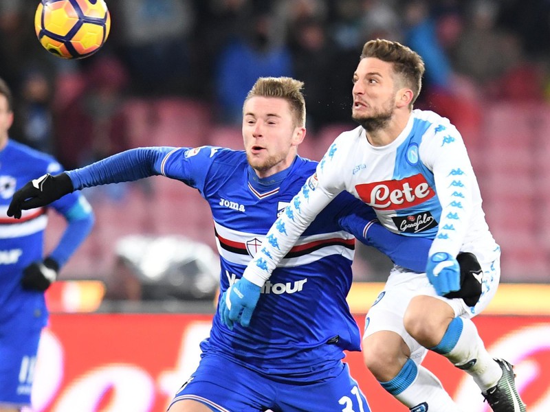 Dries Mertens a Milan Škriniar v súboji o loptu 