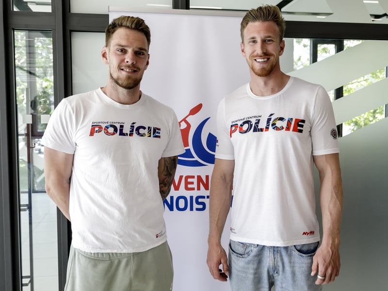 Na snímke slovenskí reprezentanti v rýchlostnej kanoistike zľava Adam Botek a Samuel Baláž pózujú počas tlačovej konferencie,