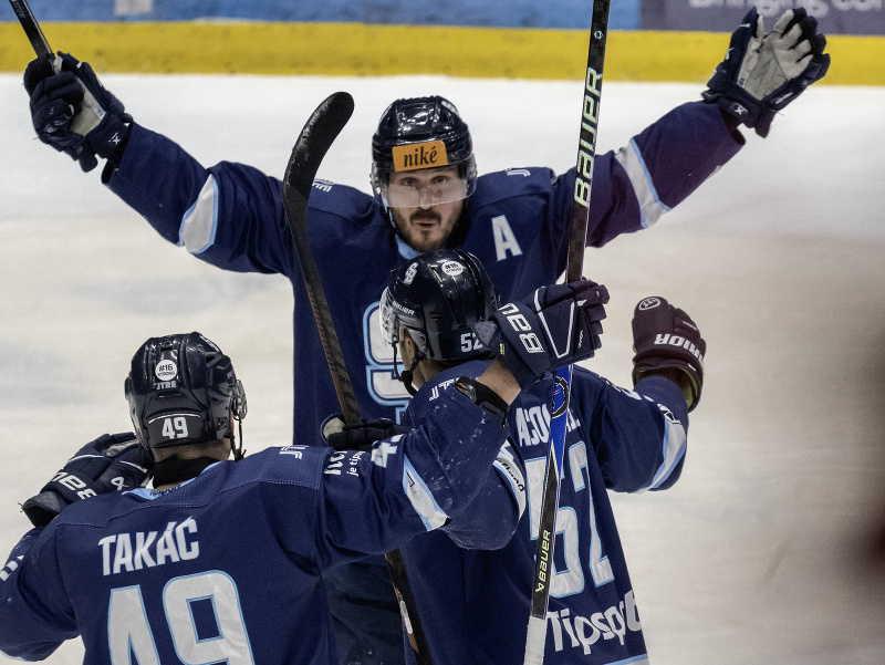 Na snímke hokejisti Slovana zľava Samuel Takáč, Sena Acolatse a Patrik Bačík sa radujú z gólu počas tretieho zápasu finále play-off Tipsport extraligy HC Slovan Bratislava - HK Nitra v Bratislave 23. apríla 2026