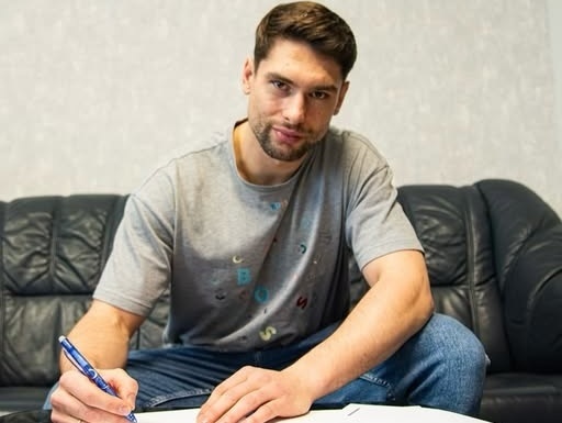Vedenie hokejového klubu HC Slovan Bratislava predĺžilo zmluvu s útočníkom Samuelom Takáčom