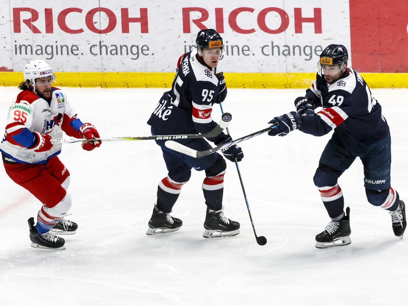 Na snímke zľava Brendan Ranford (HK 32), Andrej Golian a Samuel Takáč (obaja Slovan)
