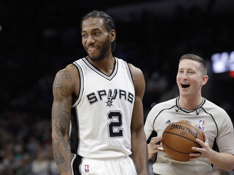 Hráš San Antonia Kawhi Leonard (vľavo) a rozhodca Nick Buchert