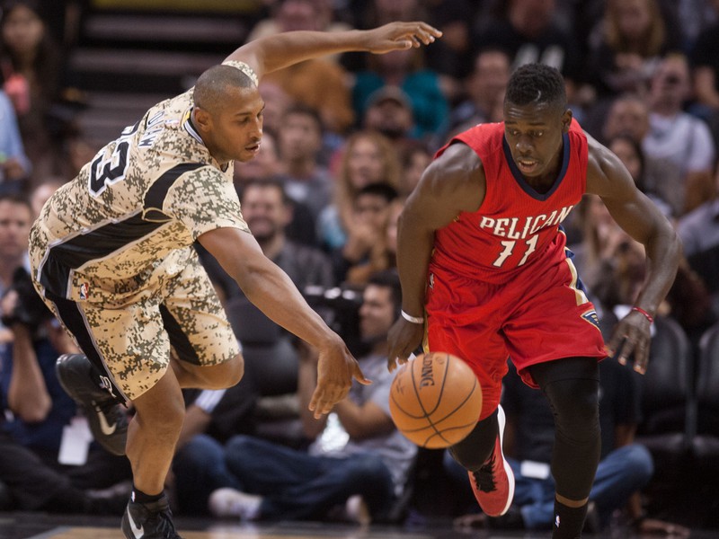 Boris Diaw (vľavo) a Jrue Holiday