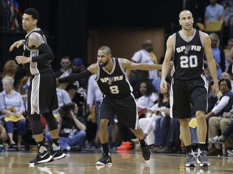 Basketbalisti San Antonio Spurs sú už iba krôčik od postupu