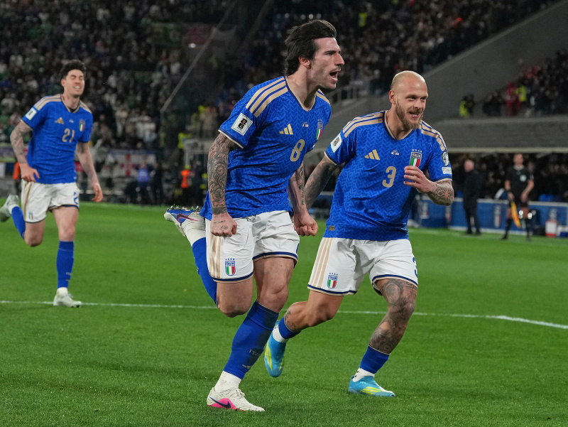 Talian Federico Dimarco (vpravo) oslavuje so spoluhráčom Sandrom Tonalim