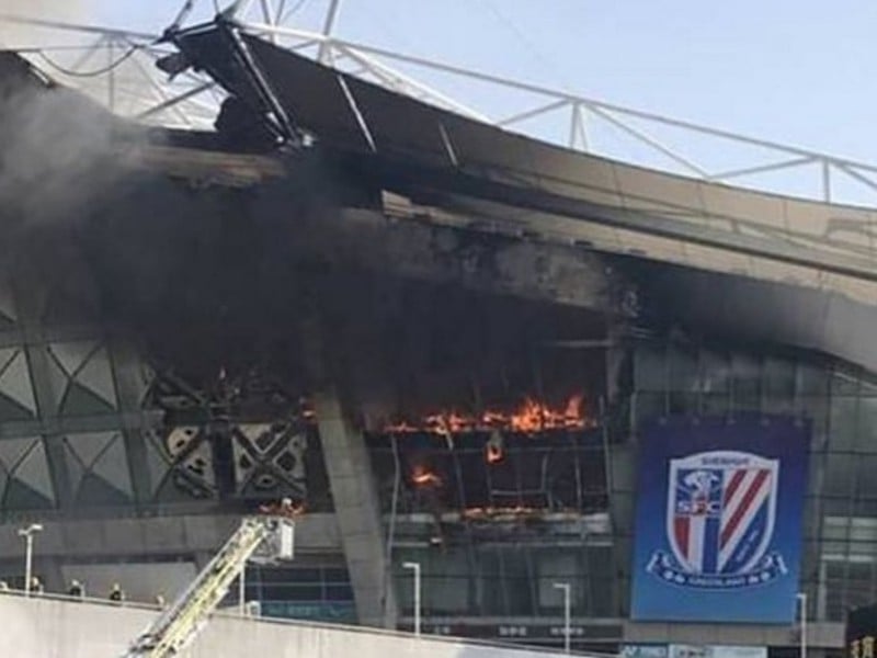 Štadión Šanghaj Šen-chua v plameňoch