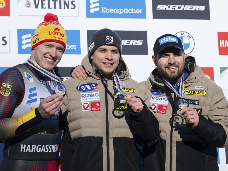 Druhý Max Langenhan, rakúsky víťaz Jonas Mueller a tretí Rakúšan Nico Gleirscher na stupni víťazov