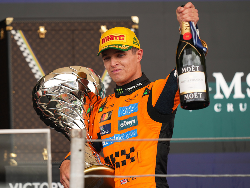 Britský jazdec F1 Lando Norris na McLarene oslavuje na pódiu s trofejou po jeho víťazstve pretekov Veľkej ceny Brazílie F1