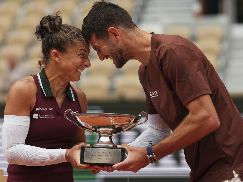 Talianska tenistka Sara Erraniová s krajanom Andreom Vavassorim pózujú s trofejou po víťazstve v miešanej štvorhre na Roland Garros