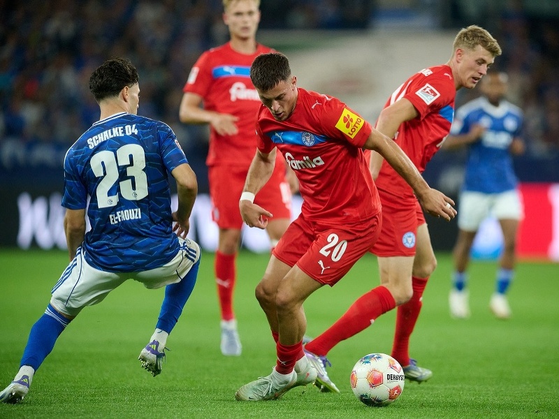 Adrián Kaprálik a Alexander Bernhardsson v súboji o loptu