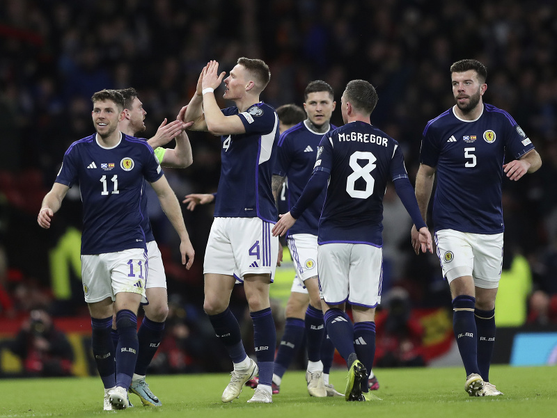 Hráči Škótska oslavujú gól Scottyho McTominaya