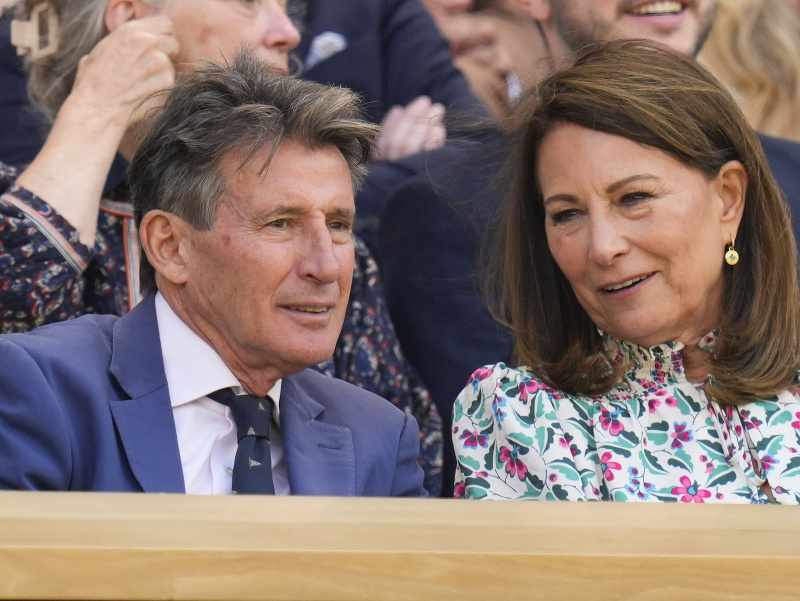 Zľava Sebastian Coe, prezident Medzinárodnej lyžiarskej a snoubordovej federácie and Carole Middletonová