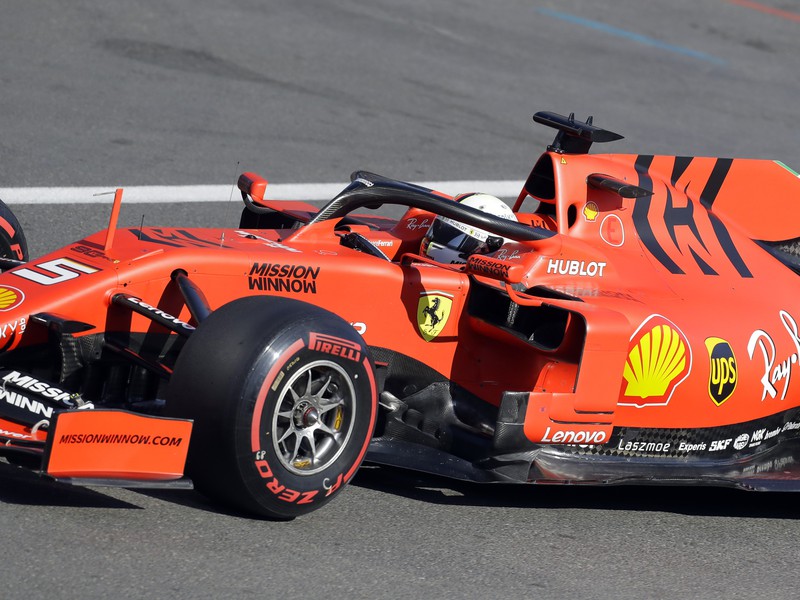 Sebastian Vettel vo svojom tátošovi