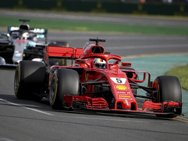 Sebastian Vettel pred Lewisom Hamiltonom